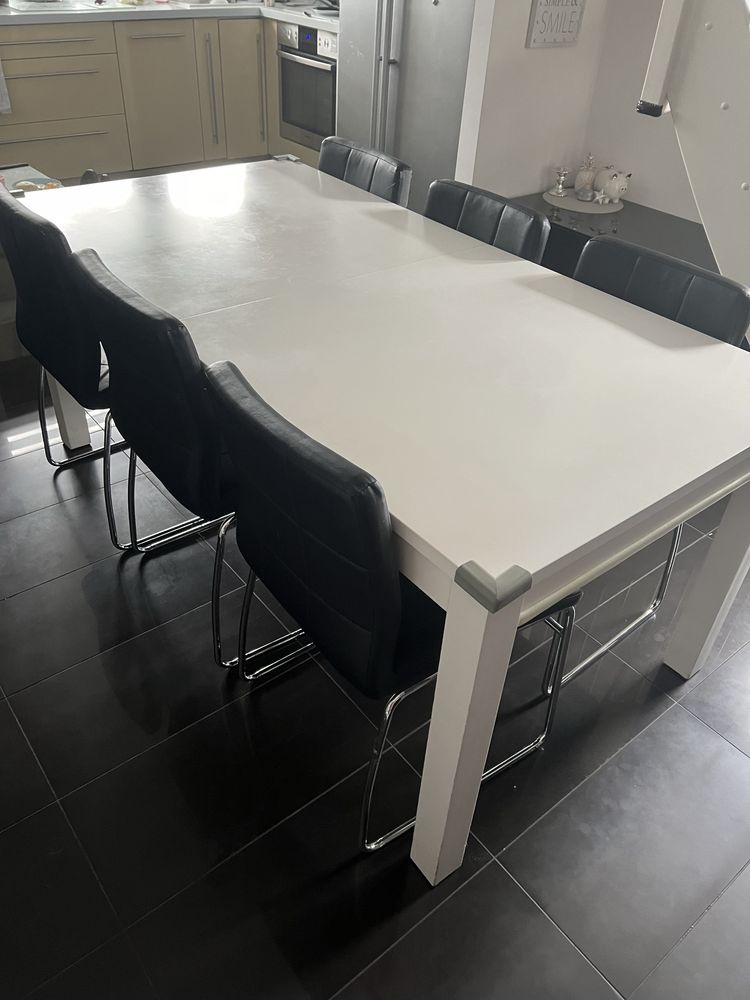 Stół rozkładany drewniany biały + krzesla czarne ekoskóra chrom