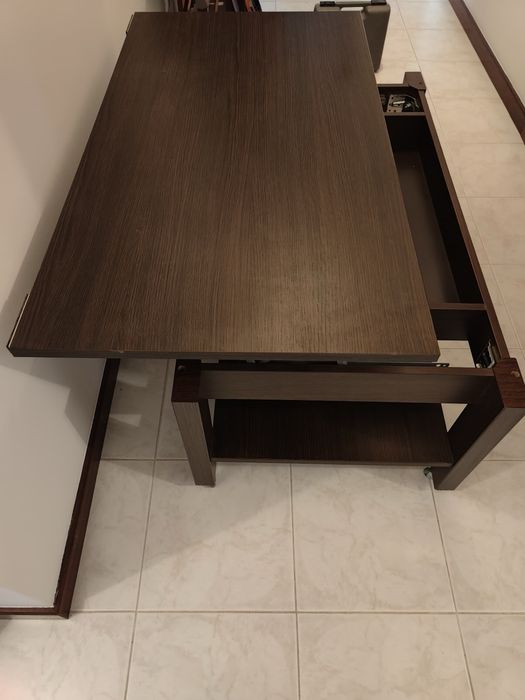 Mesa de centro em madeira com arrumação