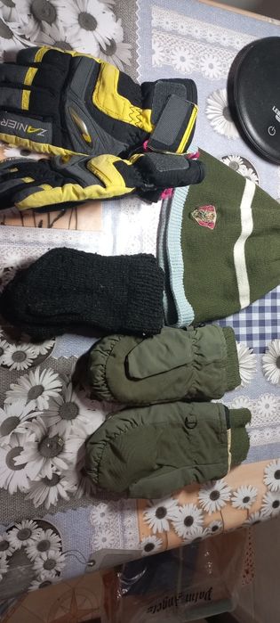 Шапка та перчатки,рукавиці на вік 6 - 9 років