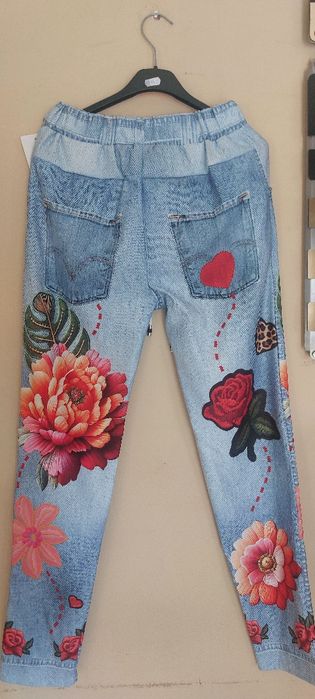 Spodnie materiałowe a'la jeans w kwiaty