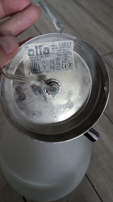 Lampa wisząca z mlecznym kloszem