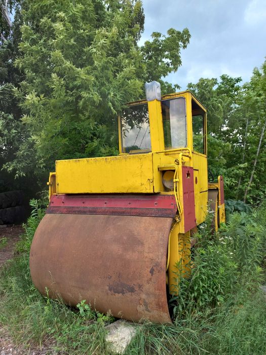 Каток дорожній вібраційний Stavostroj VSH100, Грейдер ДЗ-122Т