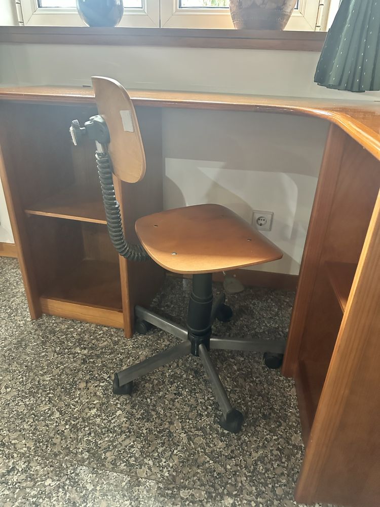 Secretaria com cadeira incluida
