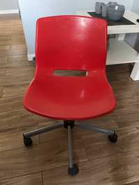 Czerwone krzeslo obrotowe