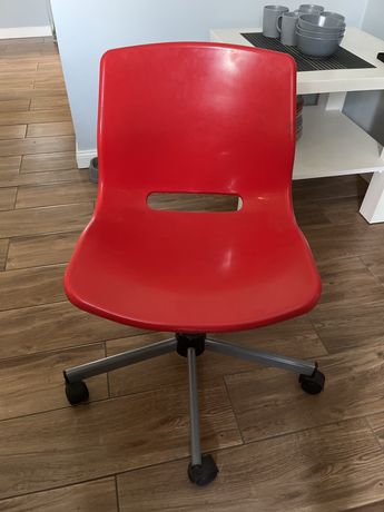 Czerwone krzeslo obrotowe