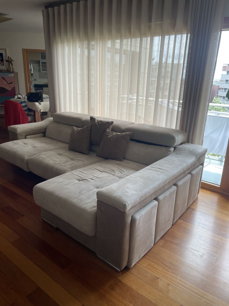Sofá chaise long com 6 bancos