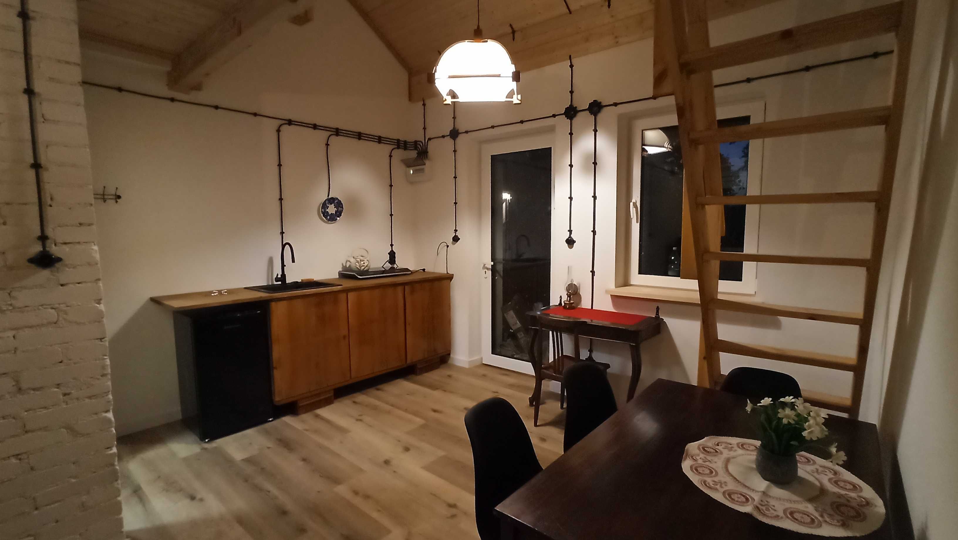Nowy domek do 18 osób. Sauna, bania z jacuzzi. 90 km od W-wy.