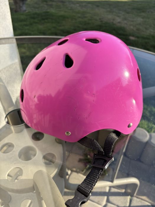 Różowy kask rowerowy