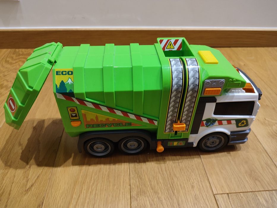 Duża smieciarka z podnośnikiem