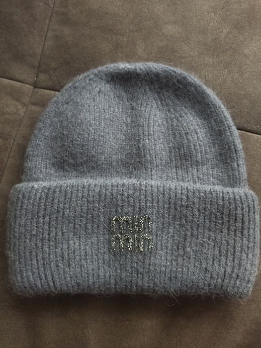 Зимова шапка жіноча