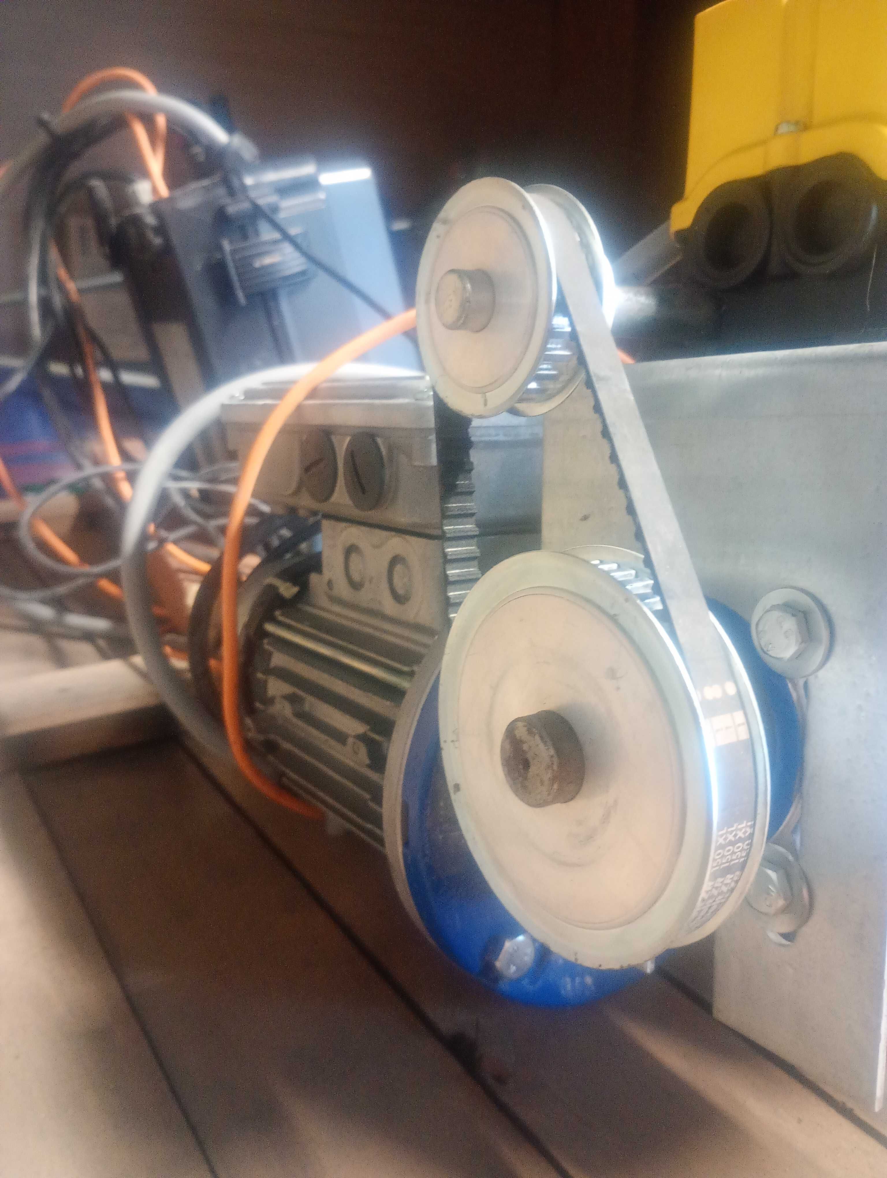 Skrzynka sterownik  wraz z silnikiem elektrycznym i przekładnią