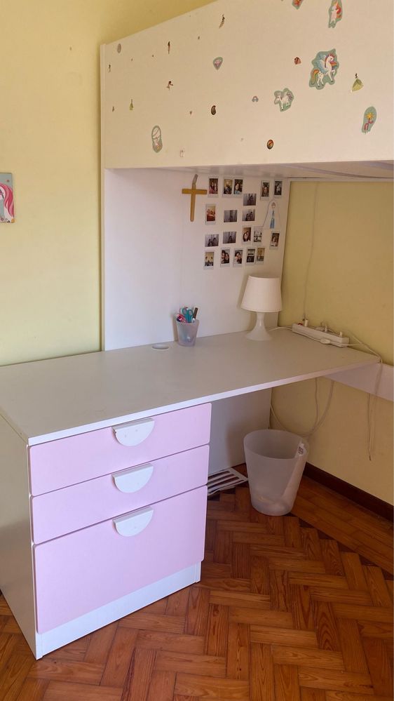 Cama Smastad Ikea com secretária