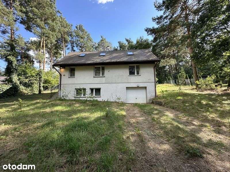 Dom w lesie nad jeziorem