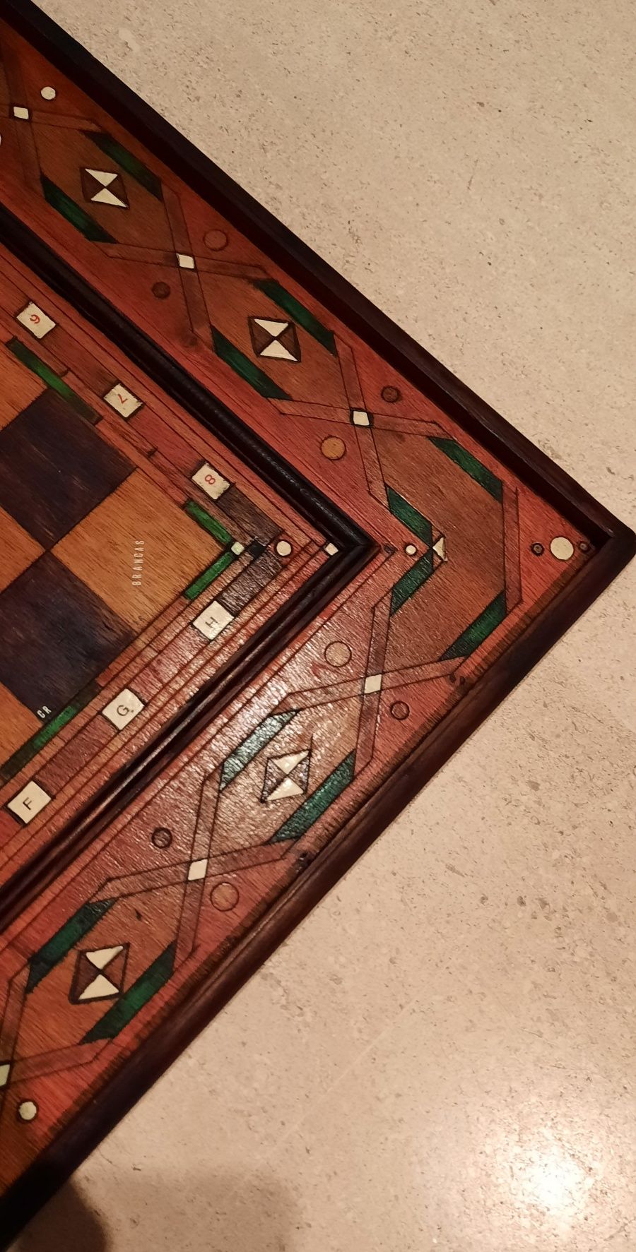 VENDIDO -Tabuleiro de xadrez pintado e cinzelado à mão - com assinatur