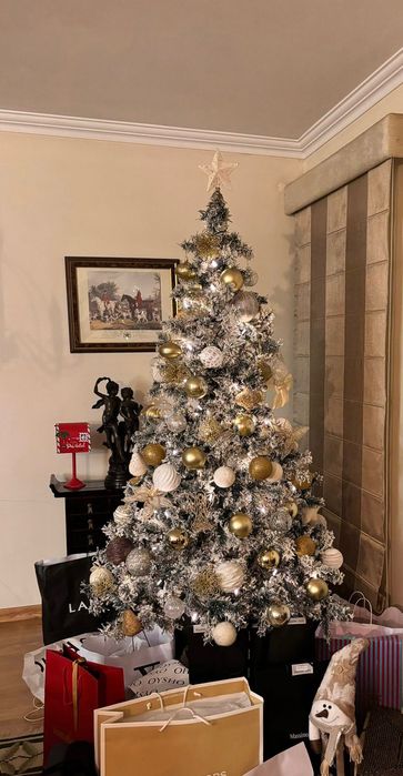 Árvore de Natal Branca com Efeito de Neve