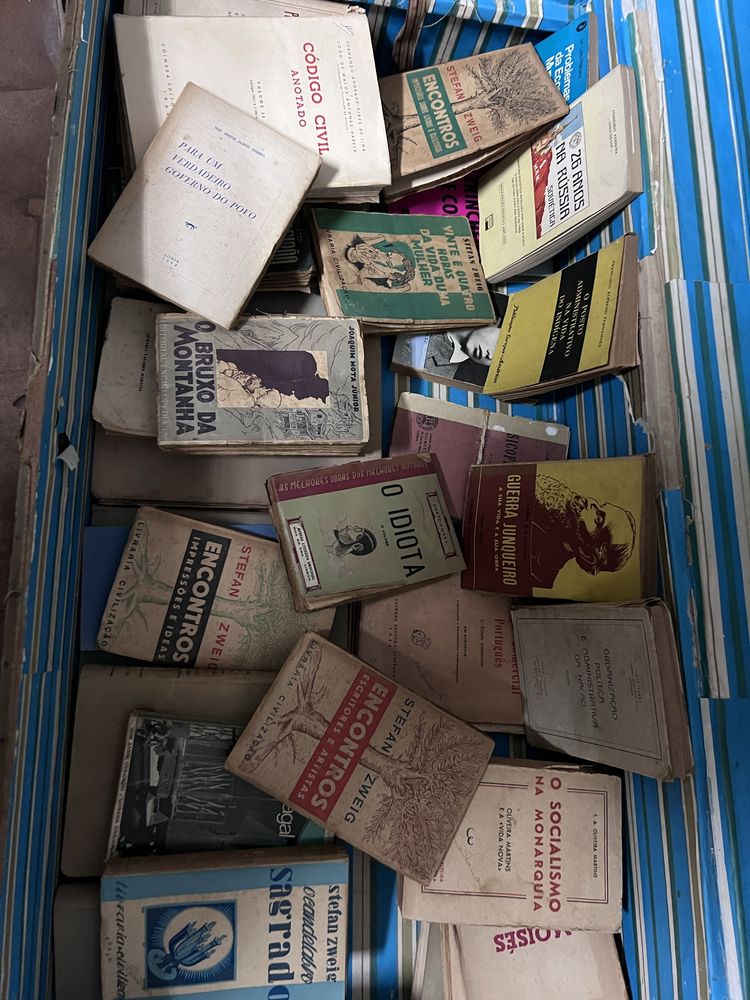 Livros vários com varios anos