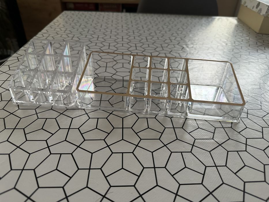 Organizery plastikowe na kosmetyki / pomadki — stan bardzo dob