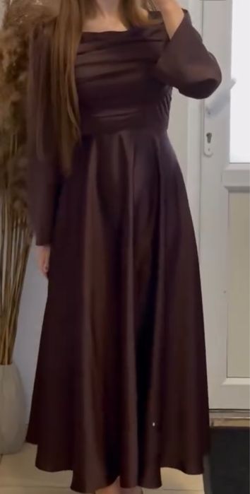 Коричнева атласна сукня