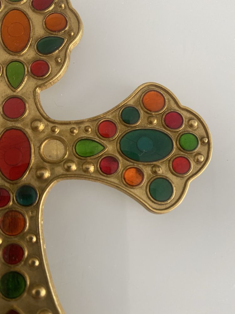Cruz bizantina, colorida, em metal