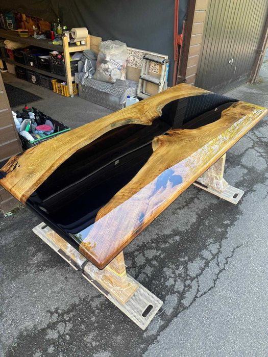 Stół z dębowymi nogami i czarna żywica