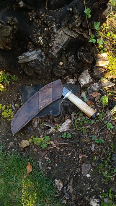 Ręcznie wykuty nóż/kosa/sierp.Knifemaking.Ręcznie rzeźbiona rękojeść.