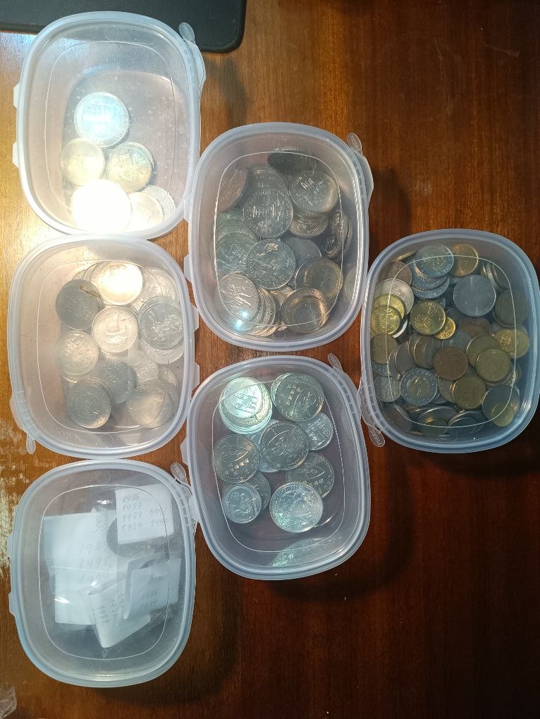 12,5kg de moedas (cerca de 1700 moedas antigas)