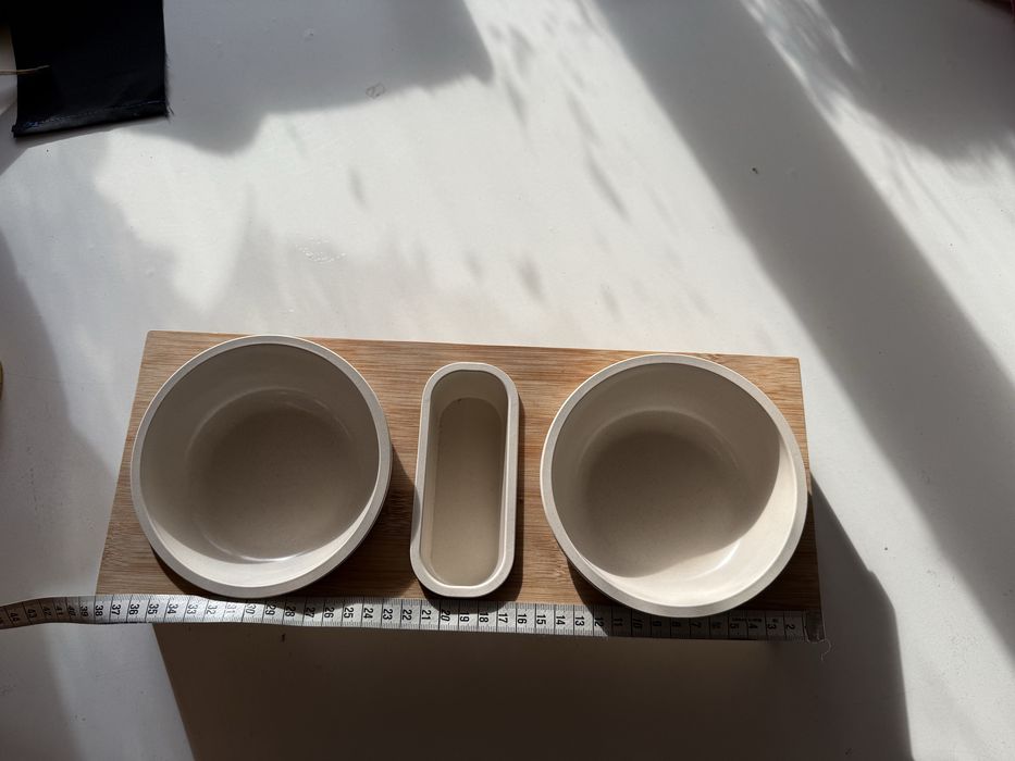 Miski dla kota na drewnianym stojaku