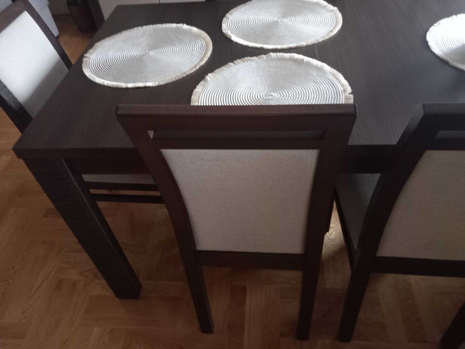 Stół  z sześcioma krzesłami