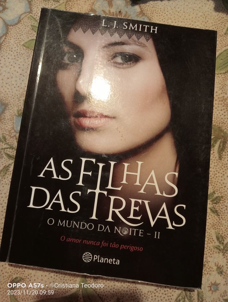 L J Smith ( o vampiro secreto as filhas das trevas