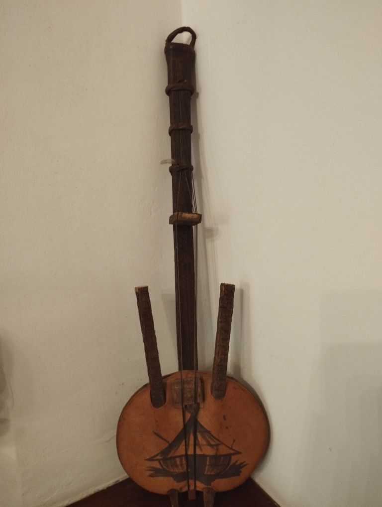 Guitarra decorativa em madeira