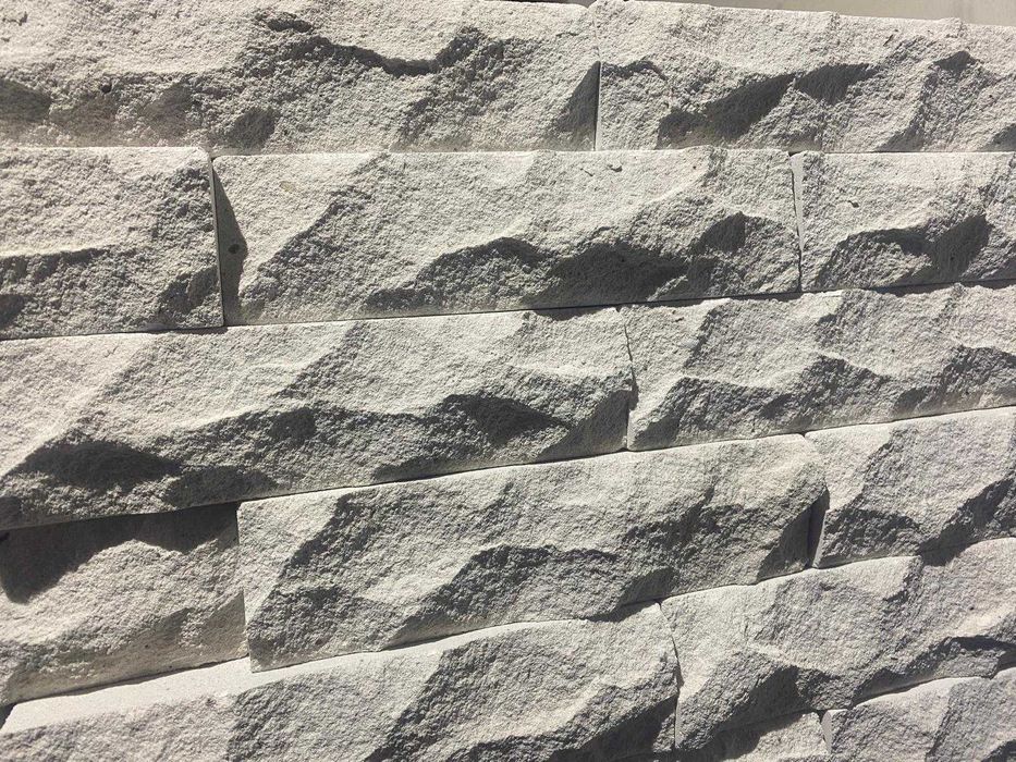 Płytki silikatowe – 250 × 65 × 25 mm, białe, ciosane, młotkowane