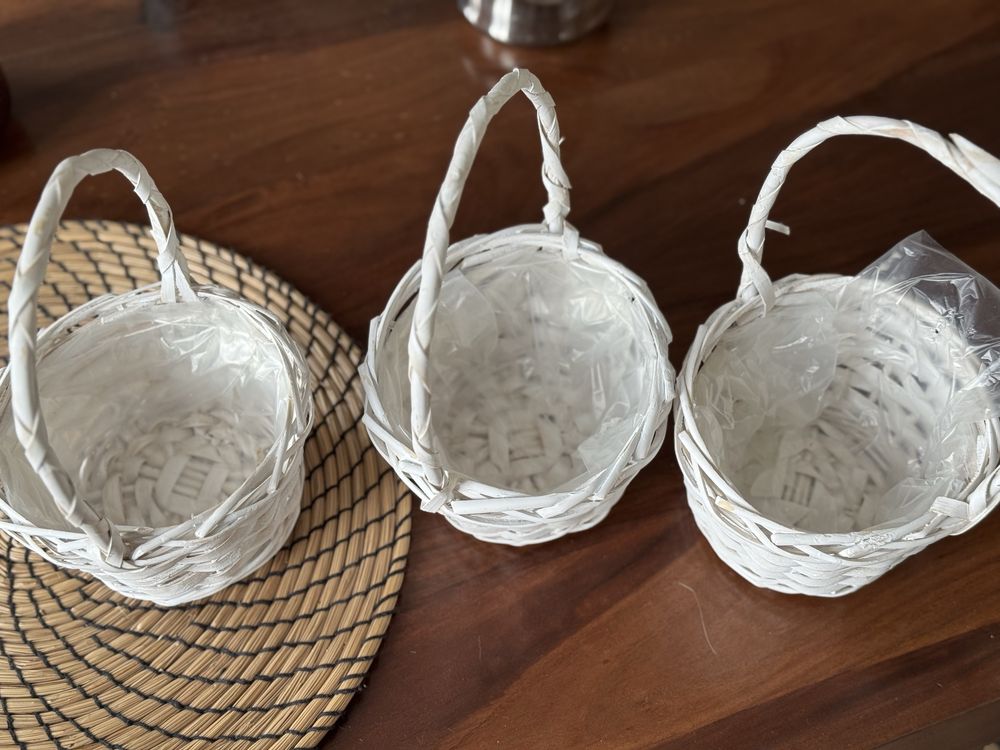 3 biale koszyczki