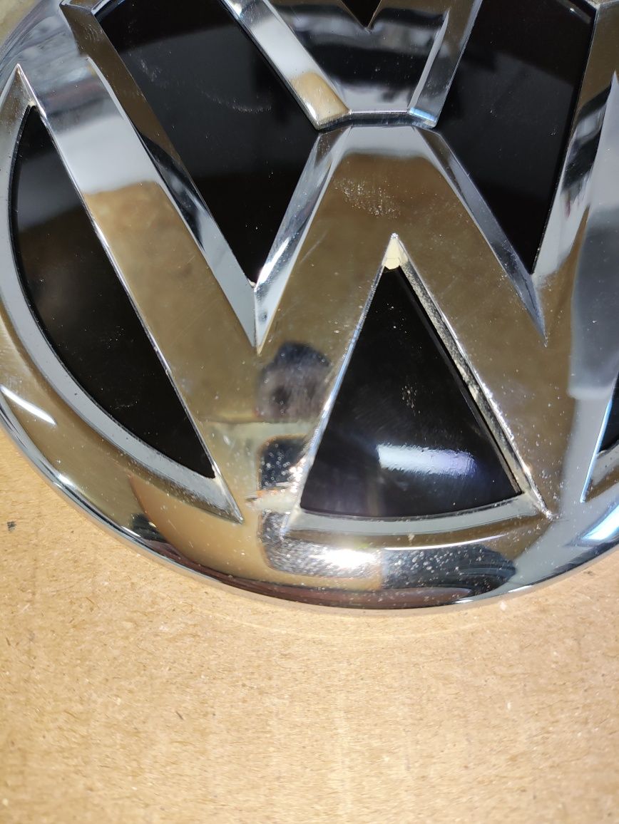 Продам задній значок VW Tiguan 2017 року оригінал з дефектом