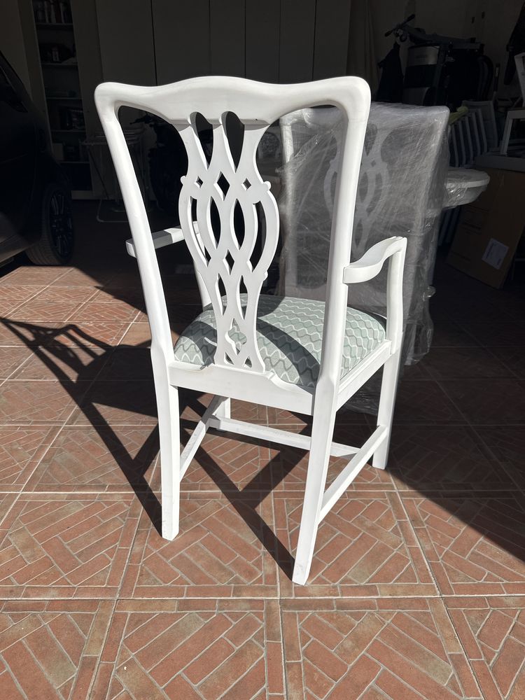 Vendo mesa e quatro cadeiras impecaveis