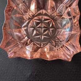 Cinzeiro quadrado cor rosa/salmão em vidro grosso trabalhado *