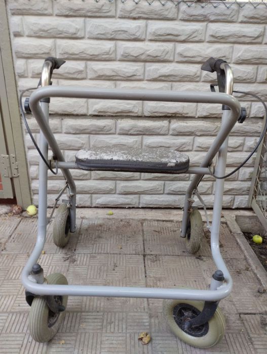 Ходунки на колёсах для лиц с ограниченными возможностями