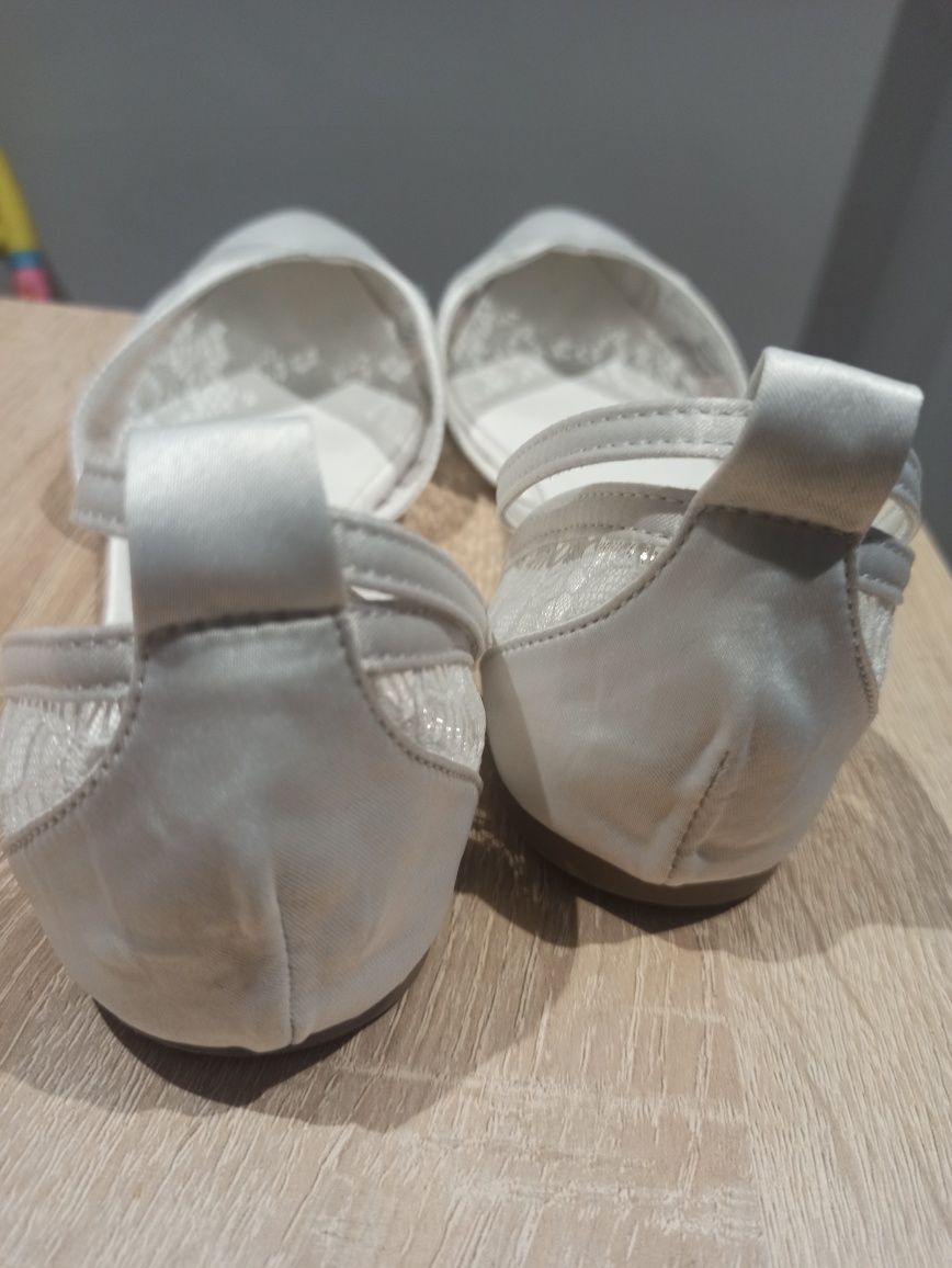 Buty ślubne białe z elementami koronki