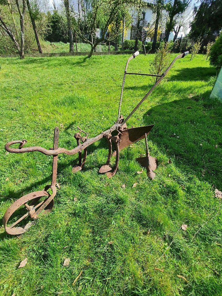 Pług do ruszania i obsypywania rządków.a