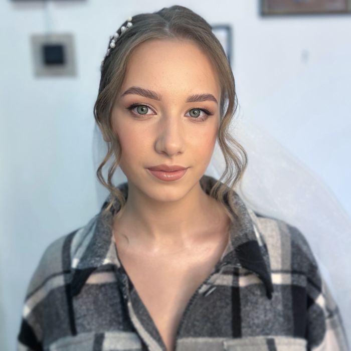 Зачіски/макіяж/ламінування вій фарбування та корекція брів