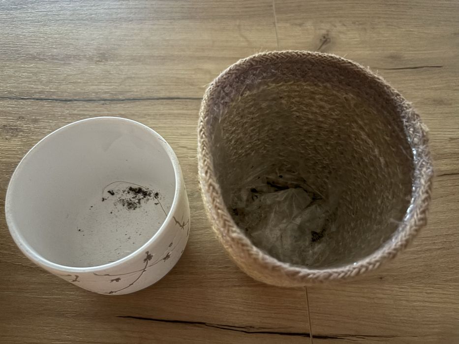 Doniczki 2 sztuki różne.