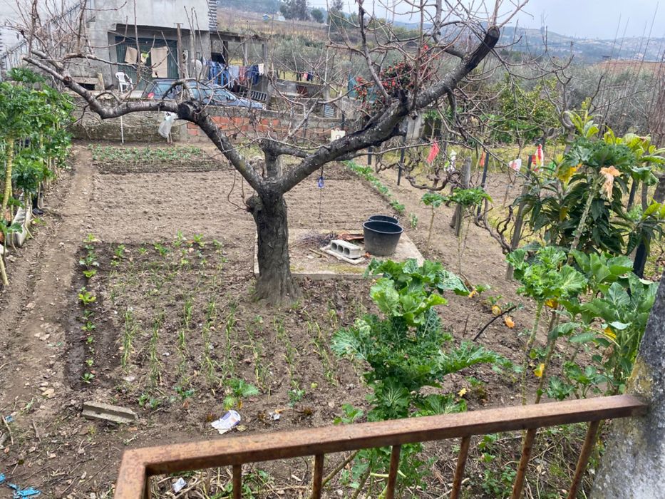 Vende-se moradia para investimento