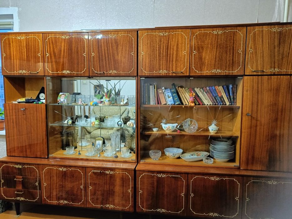 Продаються меблі для вітальні,шкафи,стінка