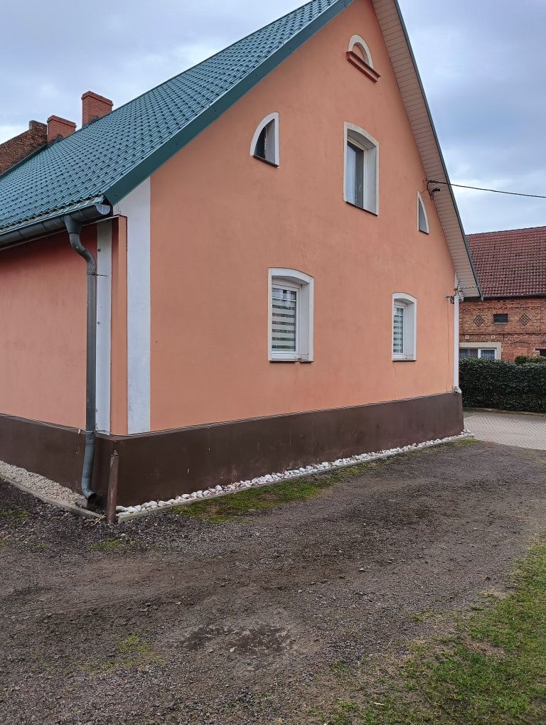 Dom wolnostojący z budynkami gospodarczymi