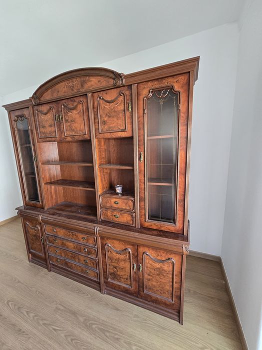 Doam-se duas estantes de madeira antigas