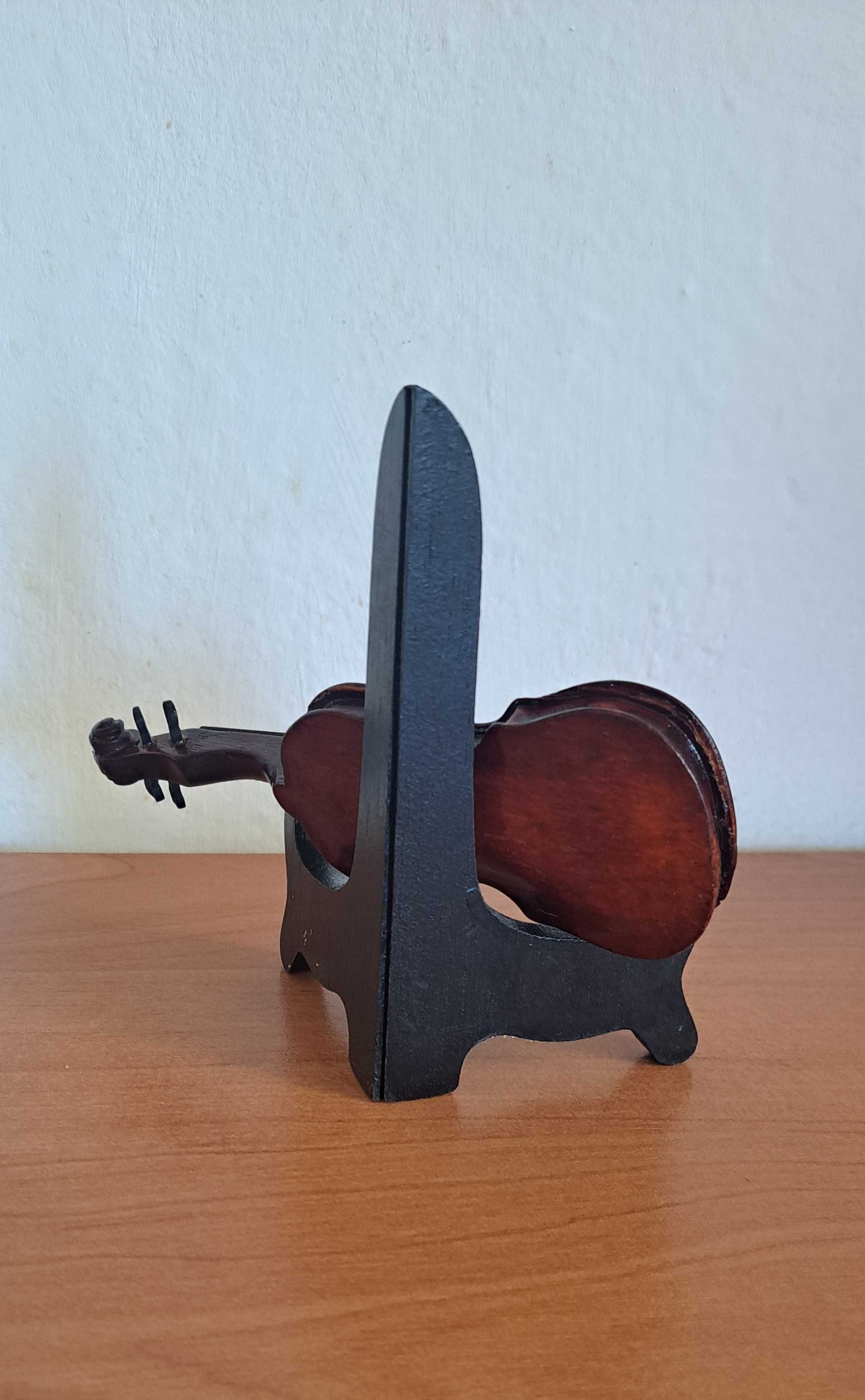 wykonane z drewna miniaturowe skrzypce