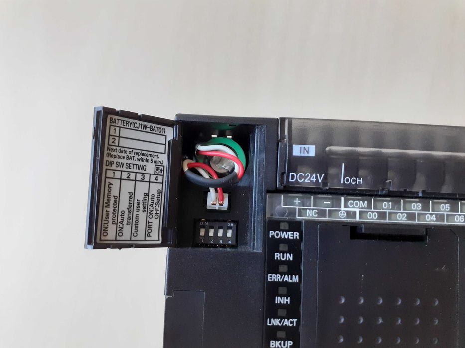 Omron CP1L-EL20DR-D Controlador Programável com bateria CP1L-BAT01