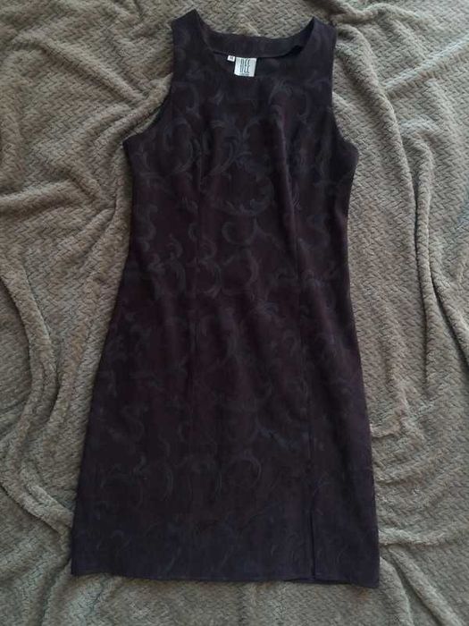 Brązowa krótka sukienka z przecięciem