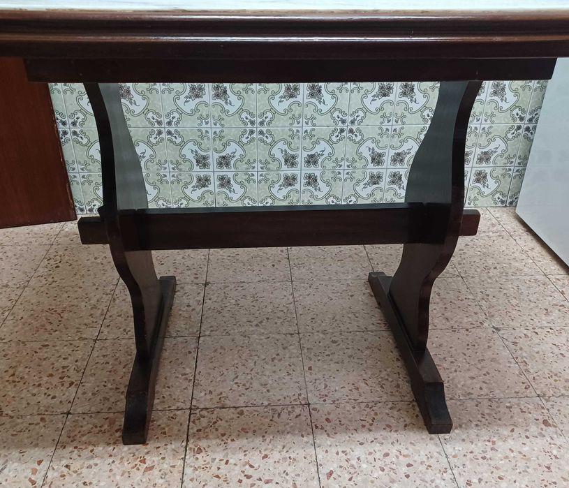 Mesa de cozinha com tampo em marmore