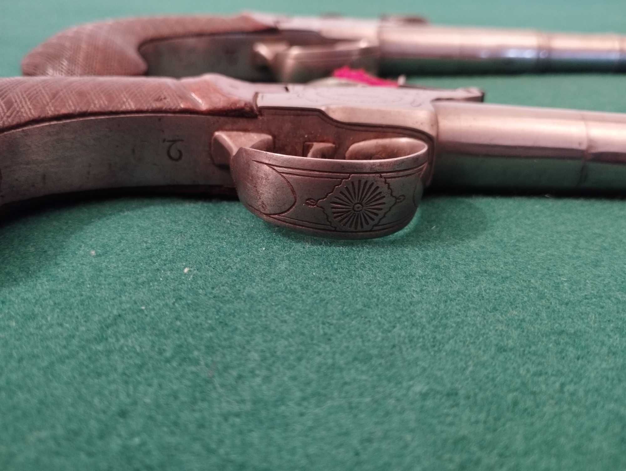 Par de pistolas de silex  estilo escocês do final do século XVIII