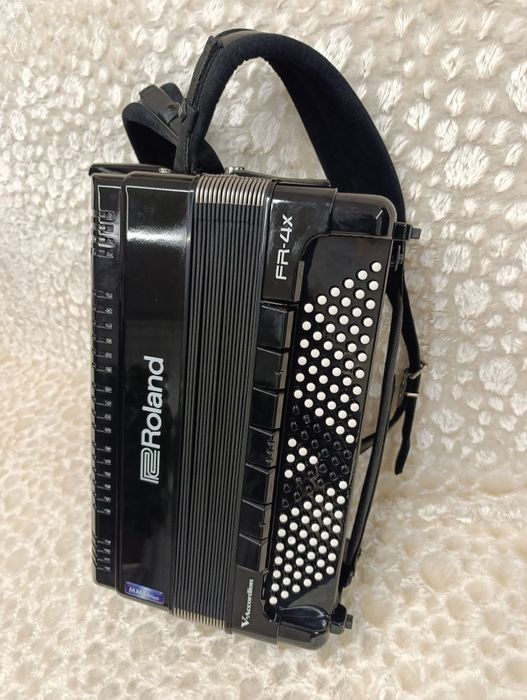 Akordeon Roland FR-4X BK 120 basów.